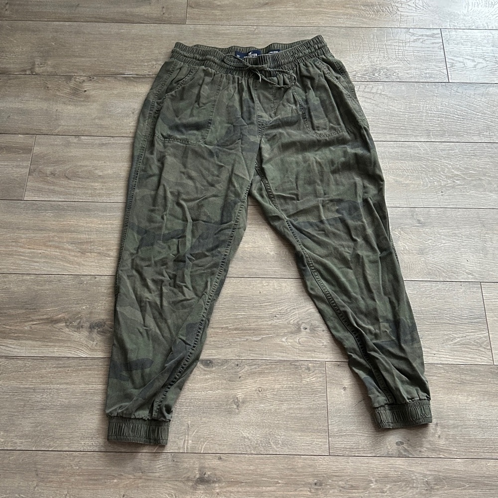 Hollister Light Green Camo Joggers - Picture 4 of 13